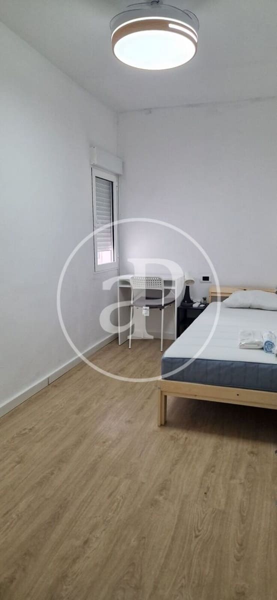 4 bedroom Apartment for rent in Paterna - € 1,200 (Ref: 9433610)
