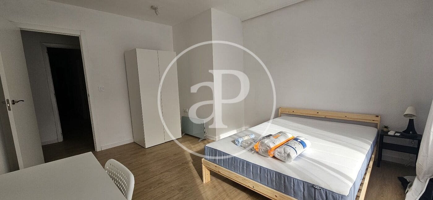 4 bedroom Apartment for rent in Paterna - € 1,200 (Ref: 9433610)