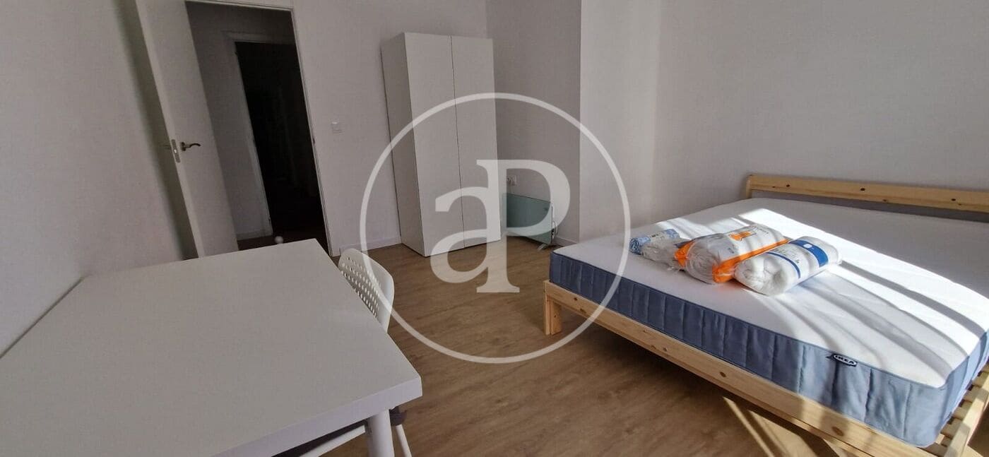 4 bedroom Apartment for rent in Paterna - € 1,200 (Ref: 9433610)