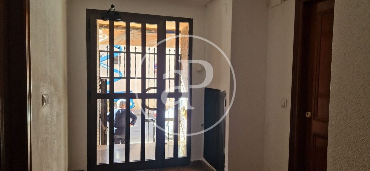 4 bedroom Apartment for rent in Paterna - € 1,200 (Ref: 9433610)