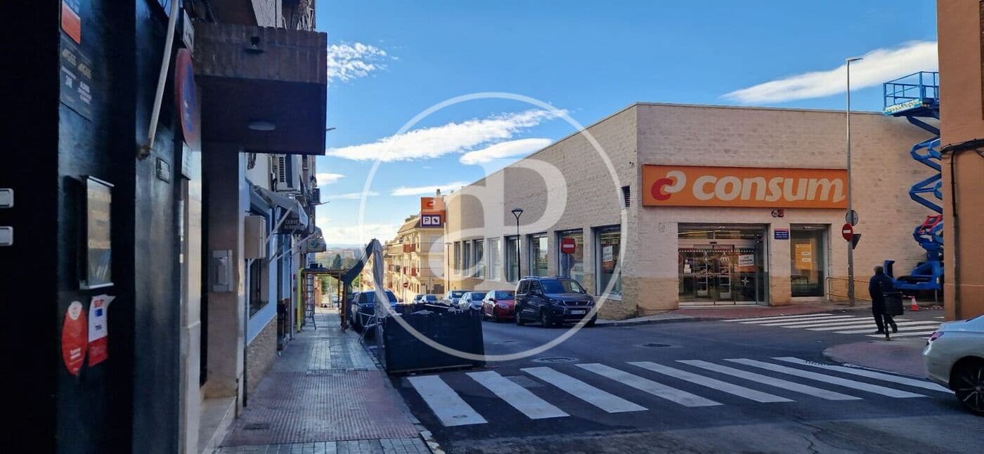 4 bedroom Apartment for rent in Paterna - € 1,200 (Ref: 9433610)