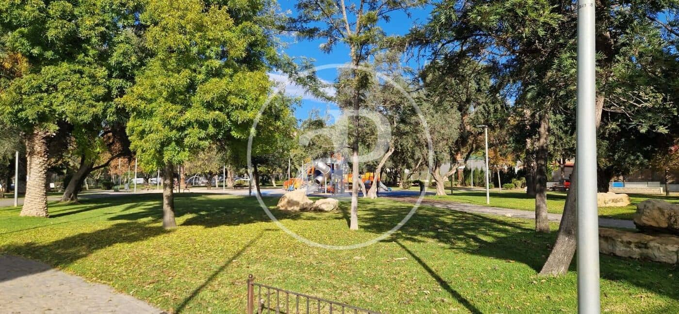 4 bedroom Apartment for rent in Paterna - € 1,200 (Ref: 9433610)