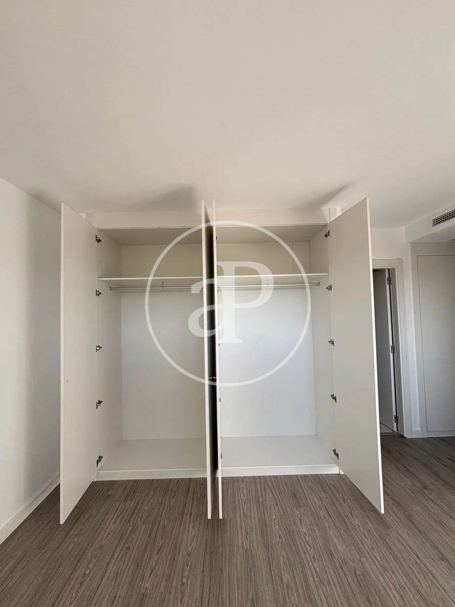 3 quarto Apartamento para arrendar em La Pobla de Vallbona - 1 200 € (Ref: 9433619)