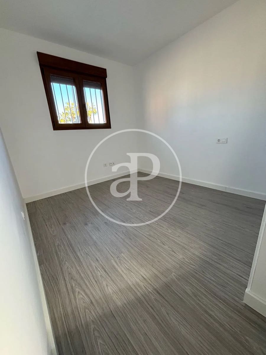 3 quarto Apartamento para arrendar em La Pobla de Vallbona - 1 200 € (Ref: 9433619)