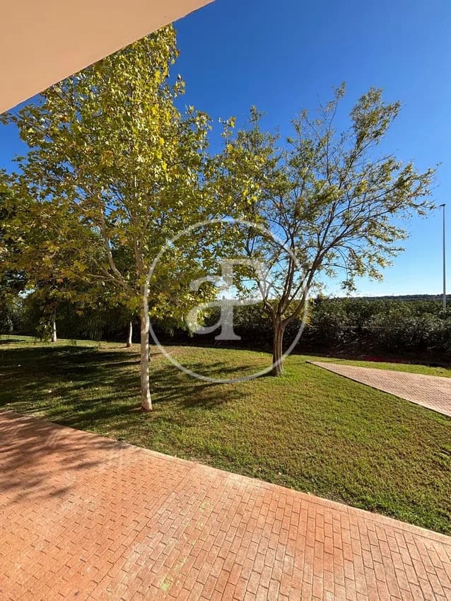 3 quarto Apartamento para arrendar em La Pobla de Vallbona - 1 200 € (Ref: 9433619)