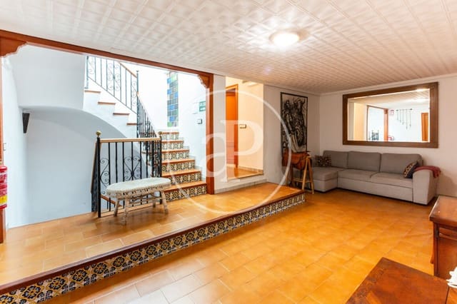 8 bedroom Villa for sale in Serra with pool - € 700,000 (Ref: 9437501)