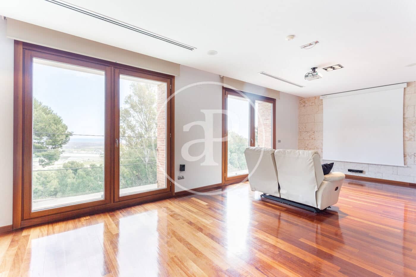 5 bedroom Villa for rent in Pucol with pool - € 5,500 (Ref: 9440609)