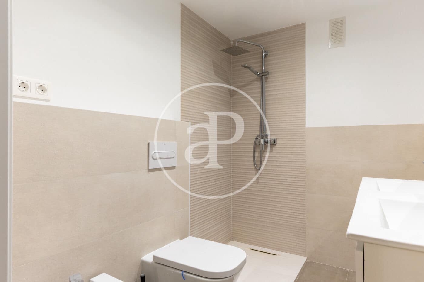 3 bedroom Apartment for rent in Valencia city - € 1,700 (Ref: 9462448)