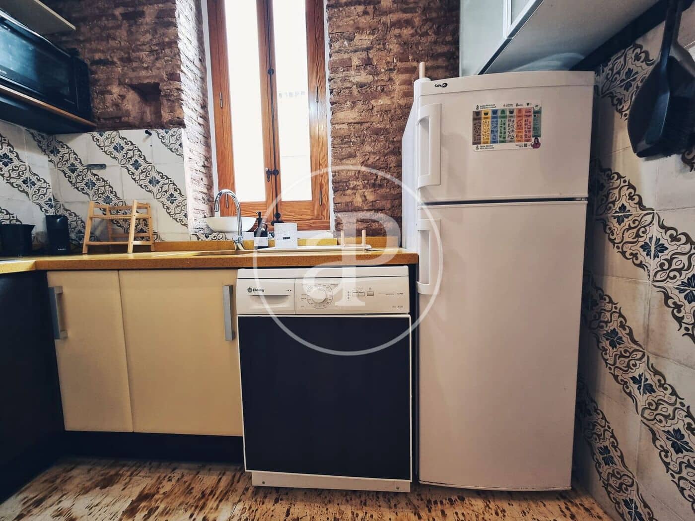 Apartment for rent in Valencia city - € 1,200 (Ref: 9495352)