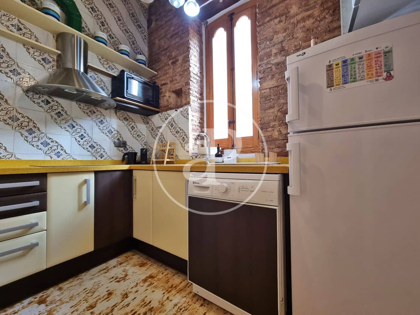 Apartment for rent in Valencia city - € 1,200 (Ref: 9495352)