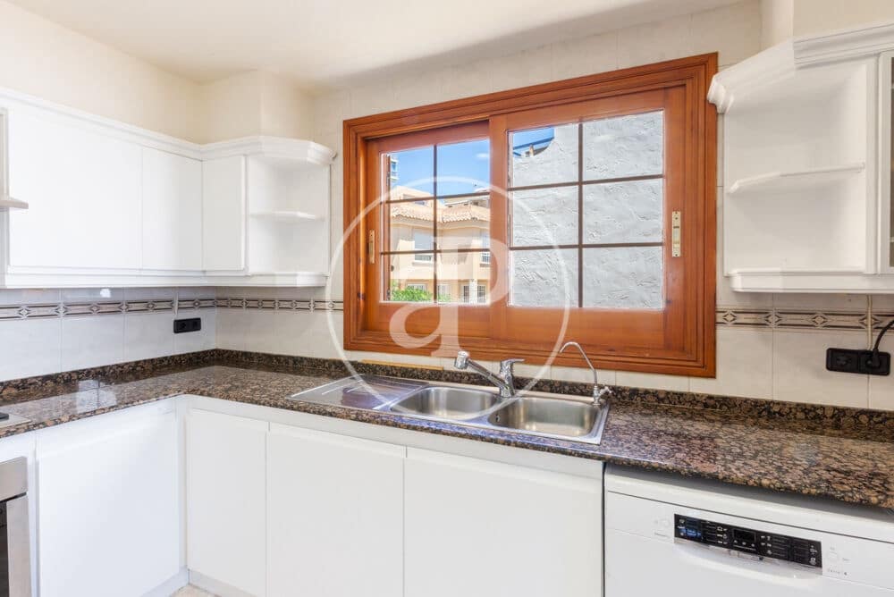 4 makuuhuone Huvila vuokrattavana paikassa La Pobla de Farnals mukana uima-altaan 
autotalli - 4 500 € (Ref: 9497303)
