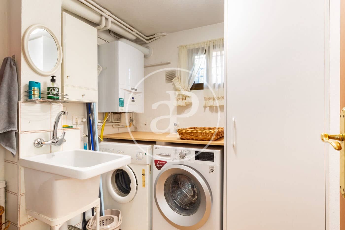 6 bedroom Villa for sale in Paterna with pool - € 695,000 (Ref: 9525674)