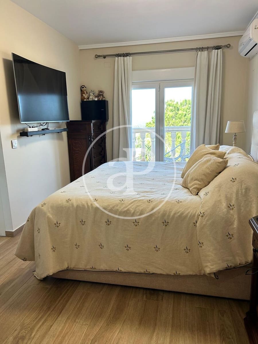 5 bedroom Villa for sale in Torrent with pool - € 750,000 (Ref: 9525690)