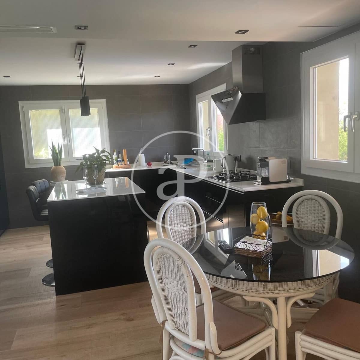 5 bedroom Villa for sale in Torrent with pool - € 750,000 (Ref: 9525690)