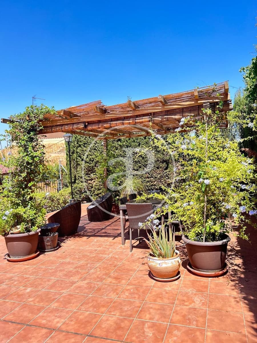 5 bedroom Villa for sale in Torrent with pool - € 750,000 (Ref: 9525690)