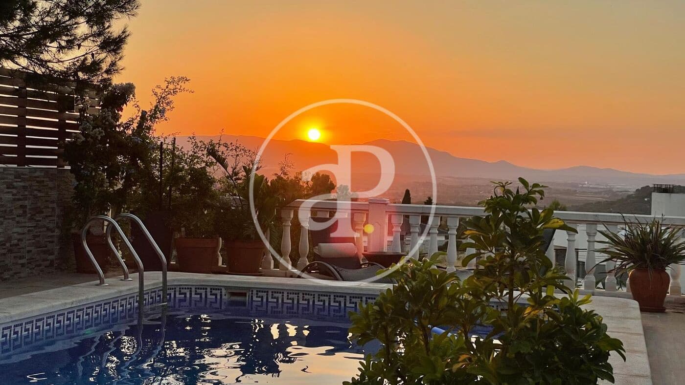 5 bedroom Villa for sale in Torrent with pool - € 750,000 (Ref: 9525690)