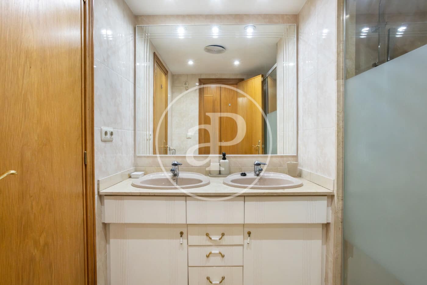 4 bedroom Apartment for rent in Valencia city - € 1,700 (Ref: 9536021)