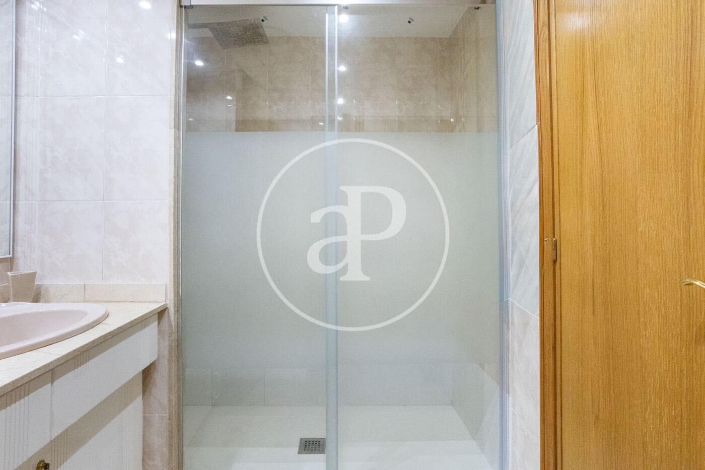 4 bedroom Apartment for rent in Valencia city - € 1,700 (Ref: 9536021)