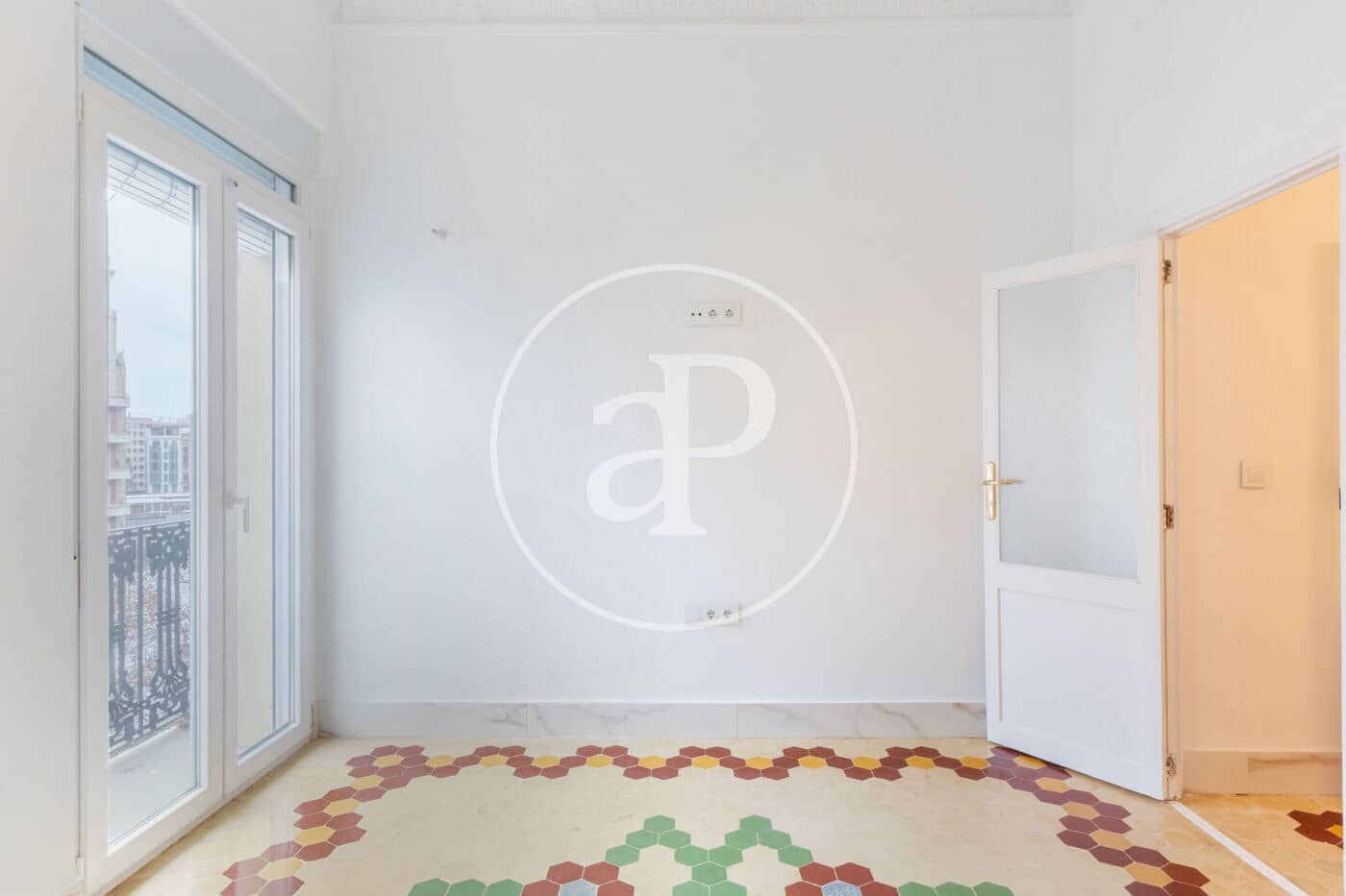 5 bedroom Apartment for rent in Valencia city - € 1,500 (Ref: 9536023)