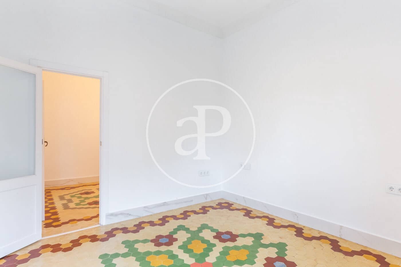 5 bedroom Apartment for rent in Valencia city - € 1,500 (Ref: 9536023)