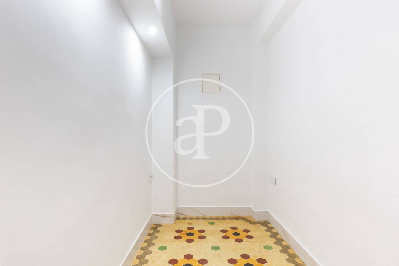 5 bedroom Apartment for rent in Valencia city - € 1,500 (Ref: 9536023)