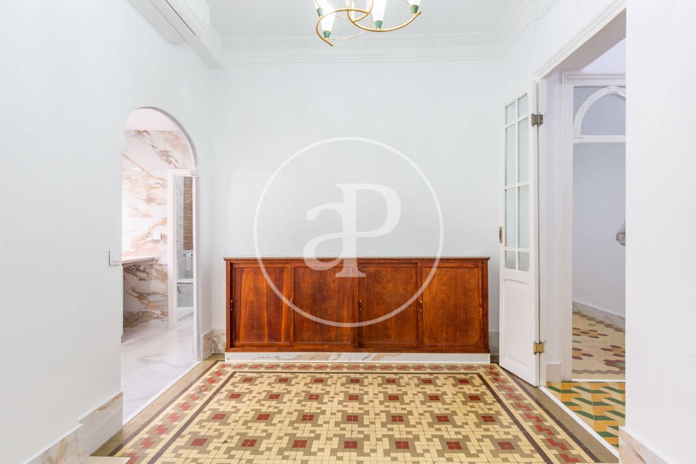 5 bedroom Apartment for rent in Valencia city - € 1,500 (Ref: 9536023)