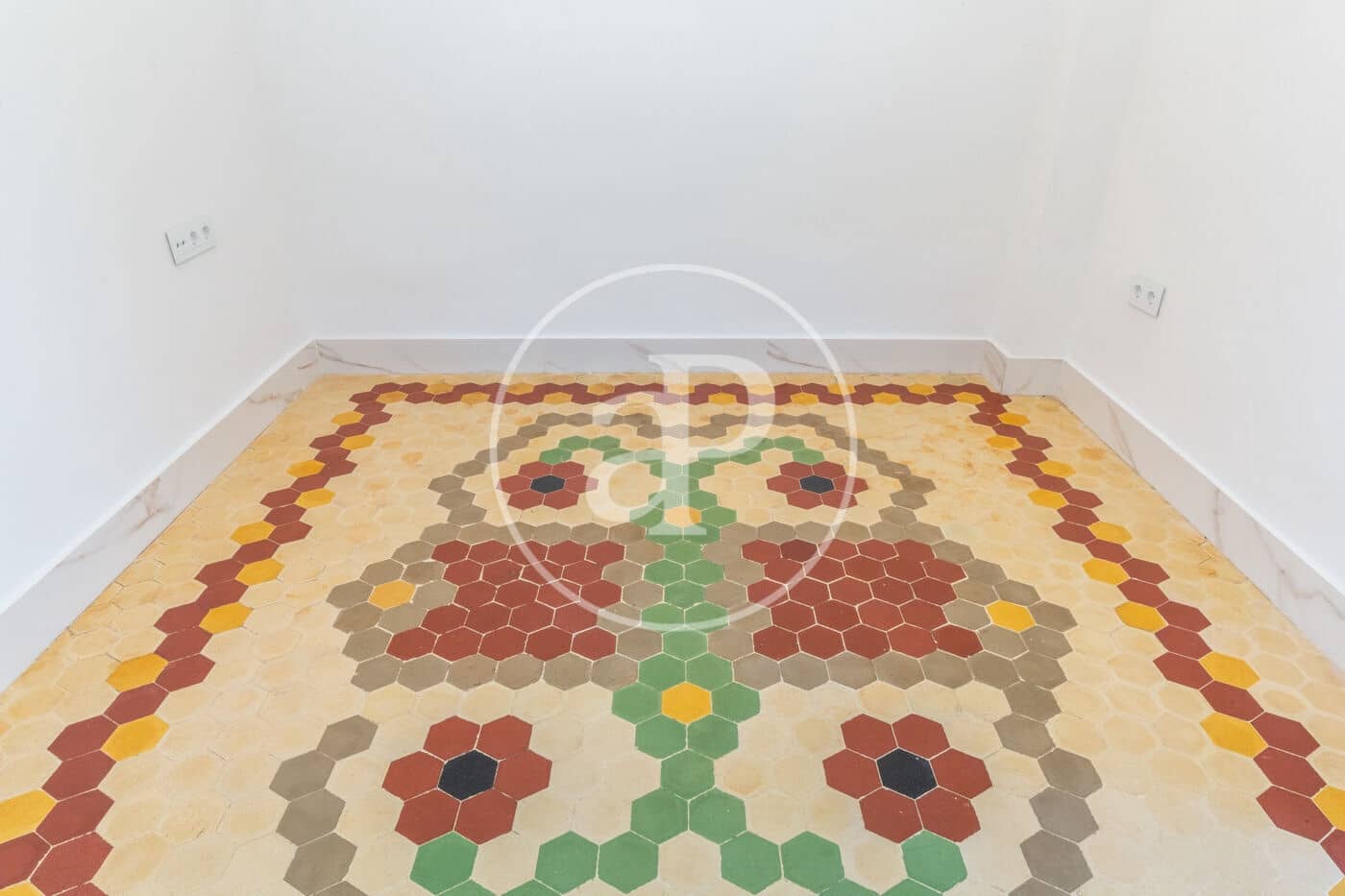 5 bedroom Apartment for rent in Valencia city - € 1,500 (Ref: 9536023)