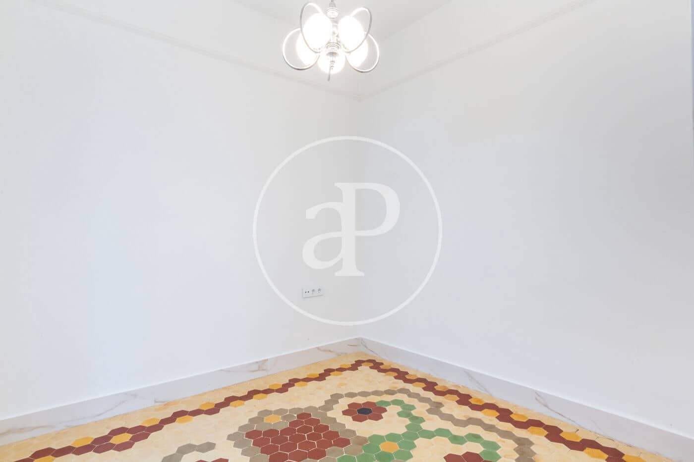 5 bedroom Apartment for rent in Valencia city - € 1,500 (Ref: 9536023)