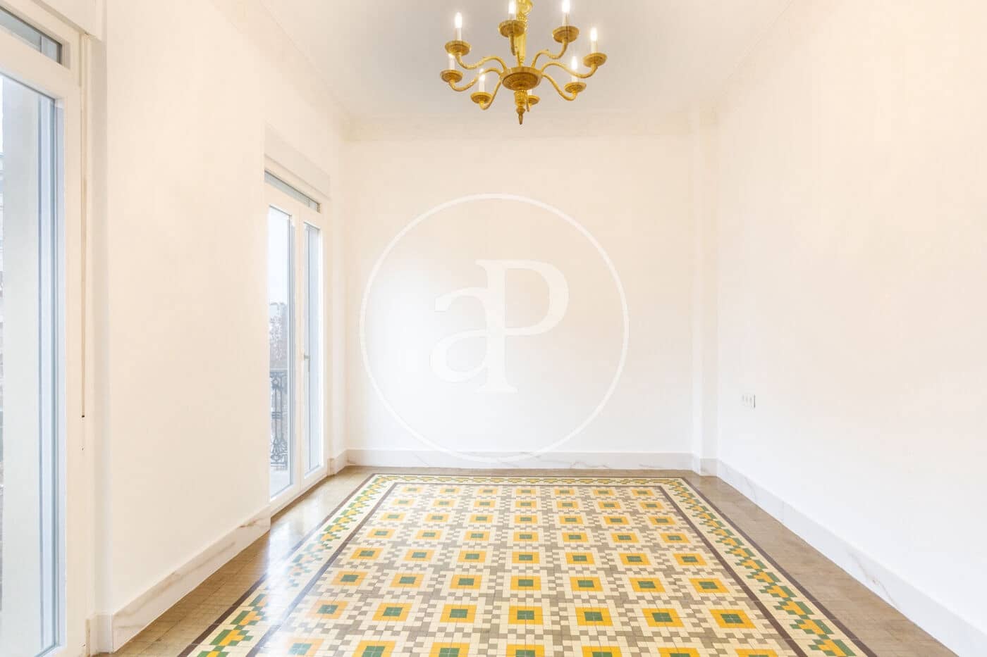 5 bedroom Apartment for rent in Valencia city - € 1,500 (Ref: 9536023)