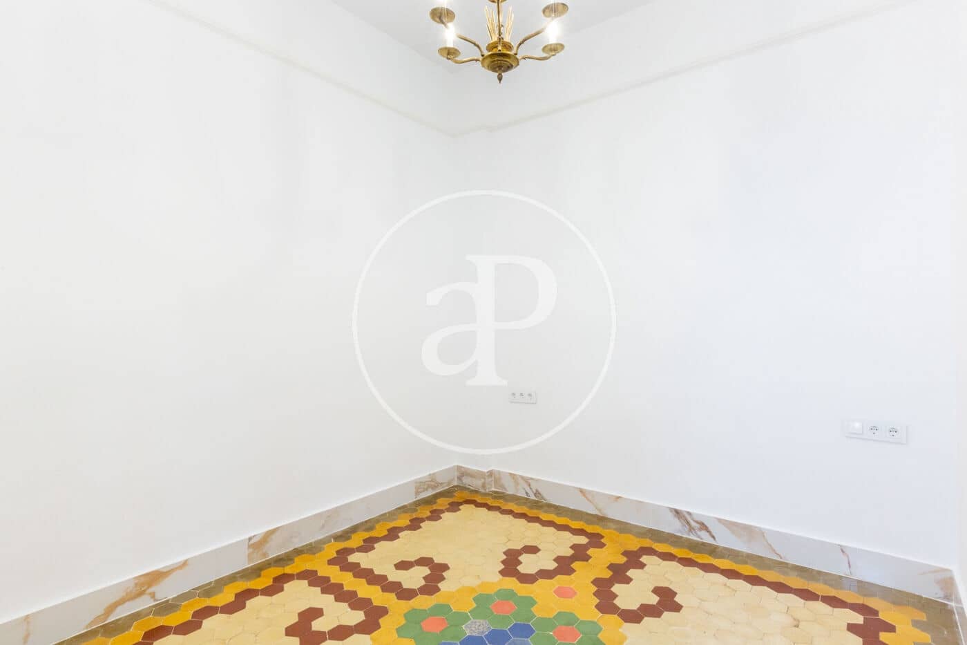 5 bedroom Apartment for rent in Valencia city - € 1,500 (Ref: 9536023)