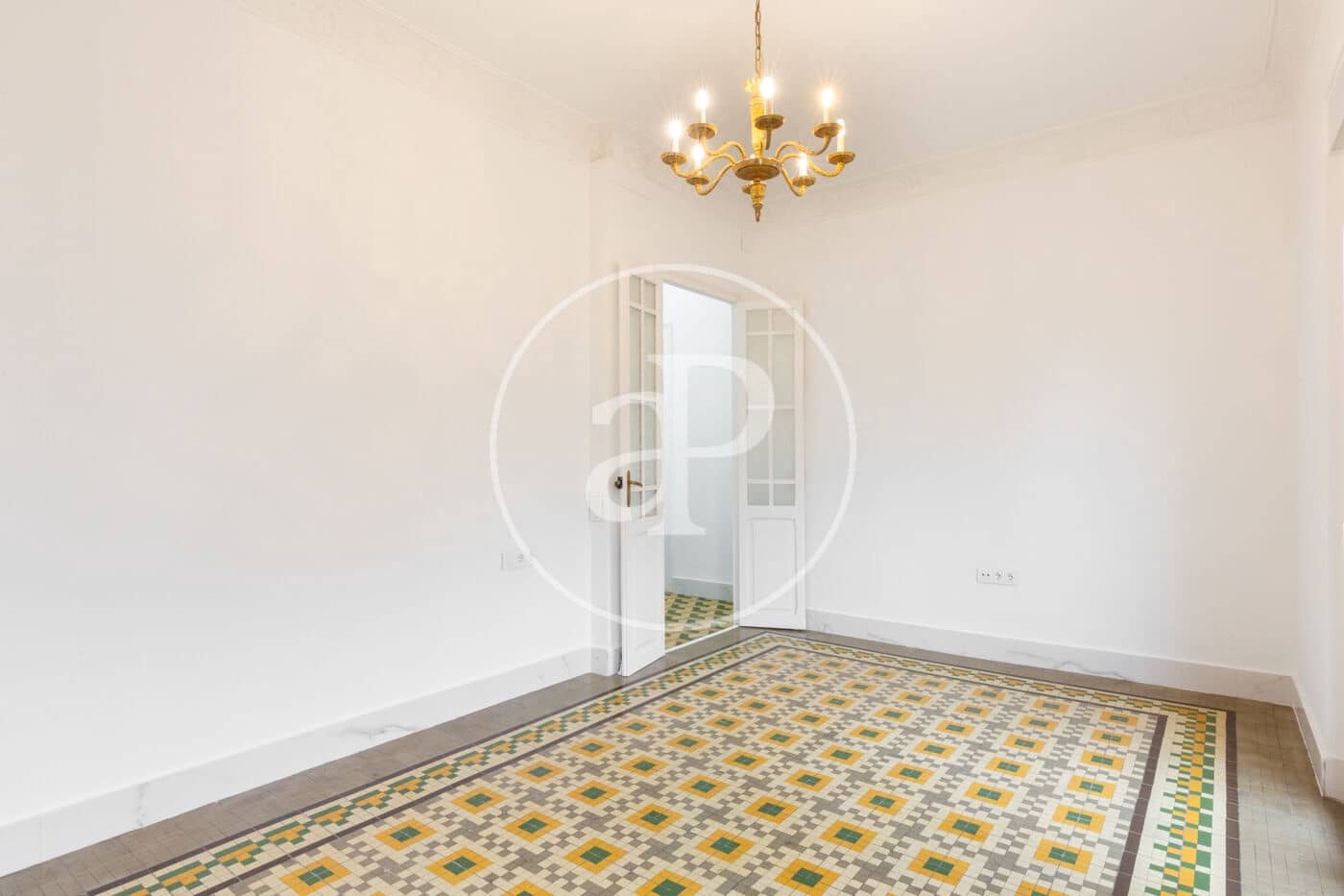 5 bedroom Apartment for rent in Valencia city - € 1,500 (Ref: 9536023)