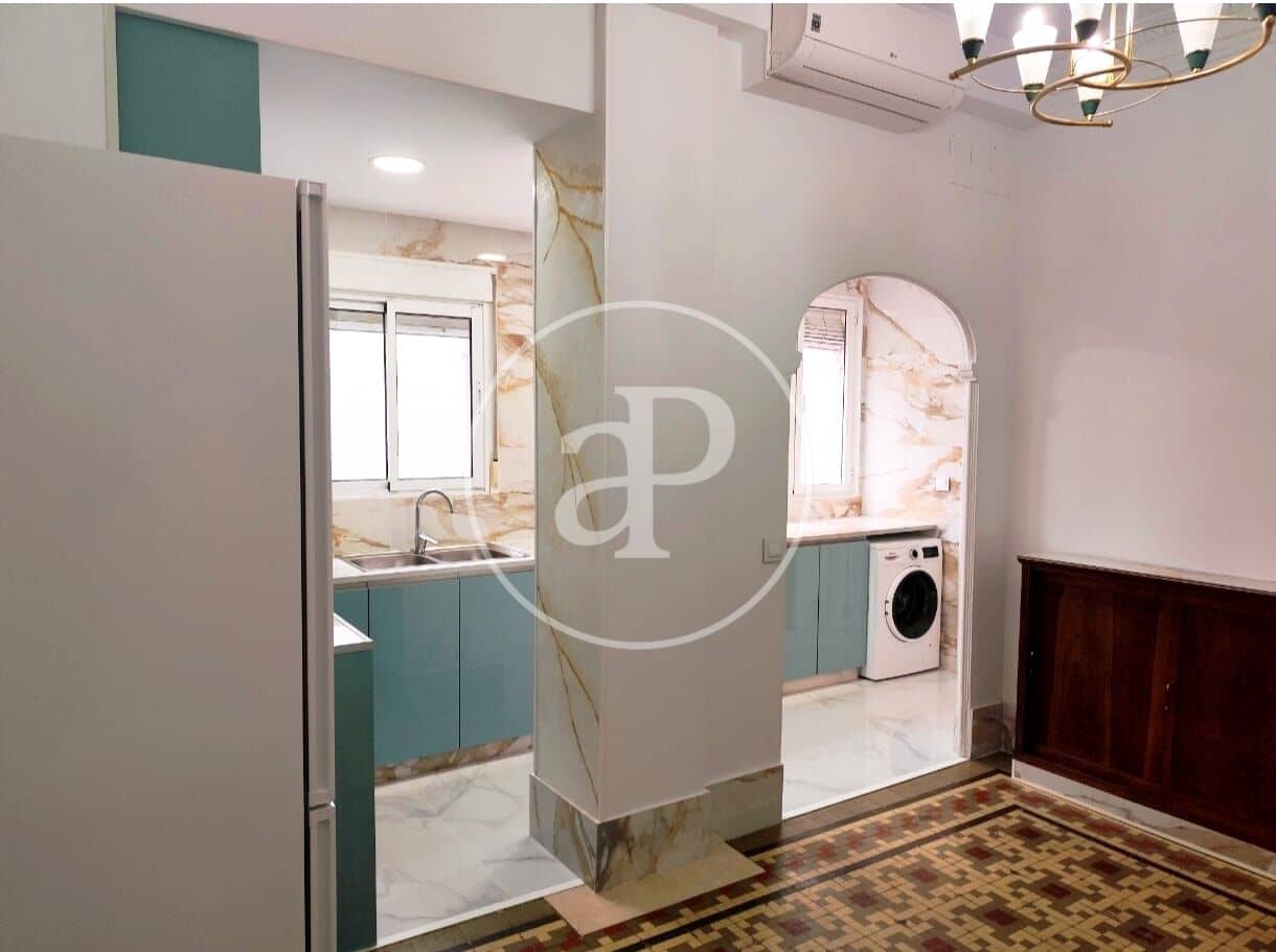 5 bedroom Apartment for rent in Valencia city - € 1,400 (Ref: 9536023)