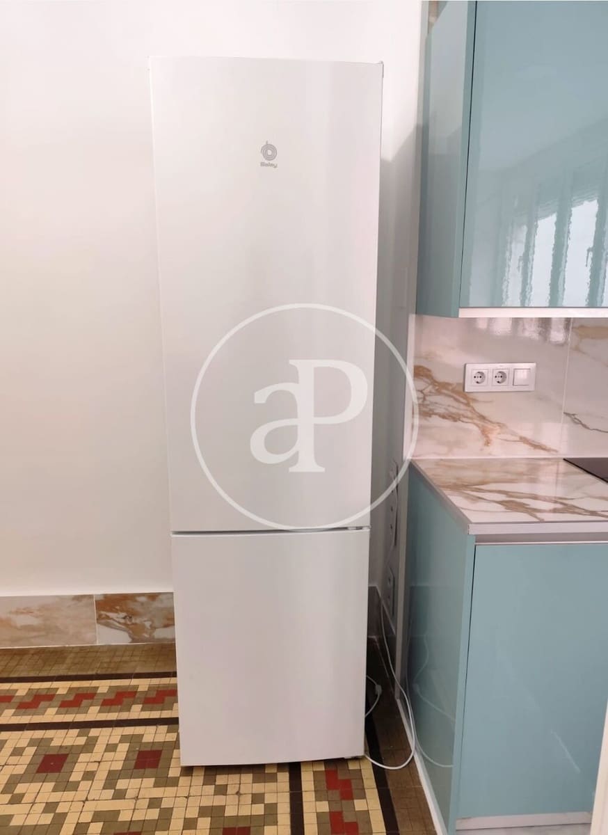 5 bedroom Apartment for rent in Valencia city - € 1,400 (Ref: 9536023)