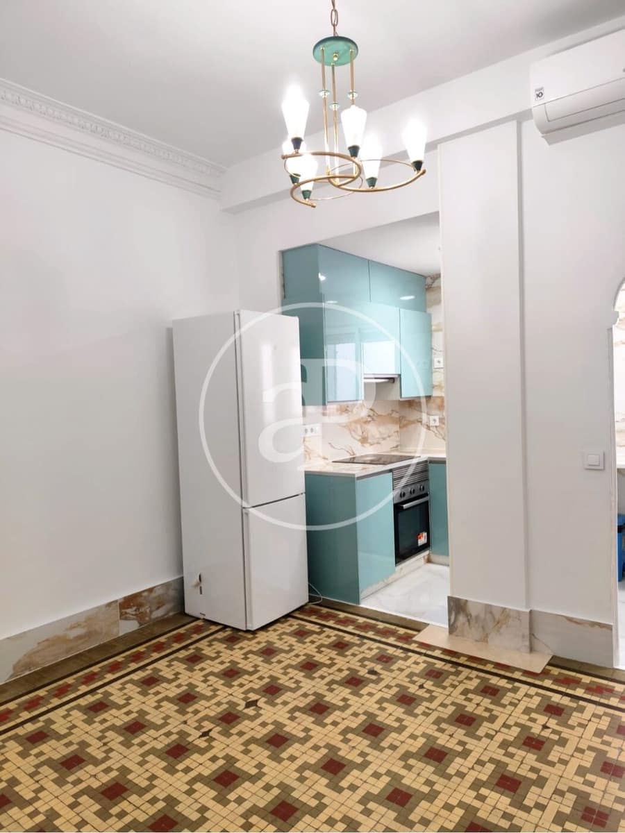 5 bedroom Apartment for rent in Valencia city - € 1,400 (Ref: 9536023)