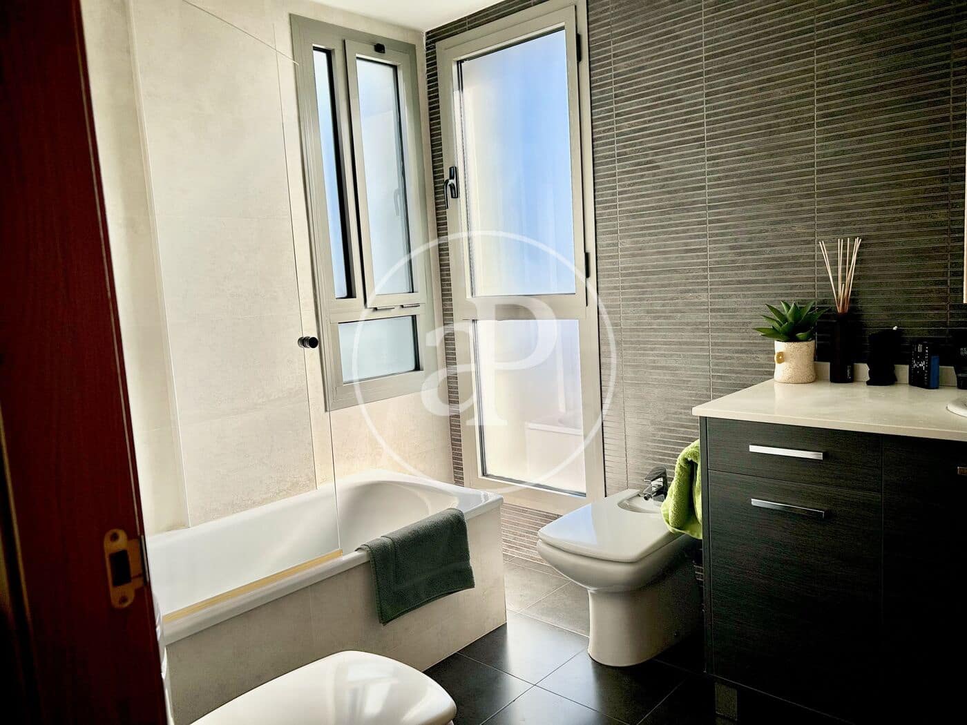 3 bedroom Apartment for rent in Valencia city with pool - € 2,700 (Ref: 9551635)