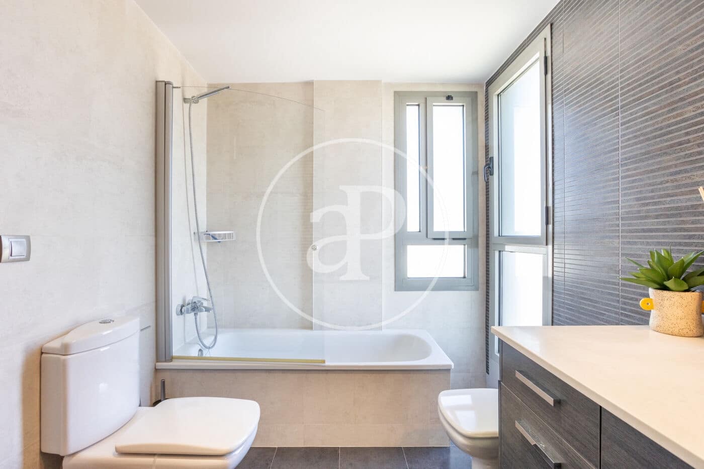 3 quarto Apartamento para arrendar em Valencia cidade com piscina - 2 700 € (Ref: 9551635)