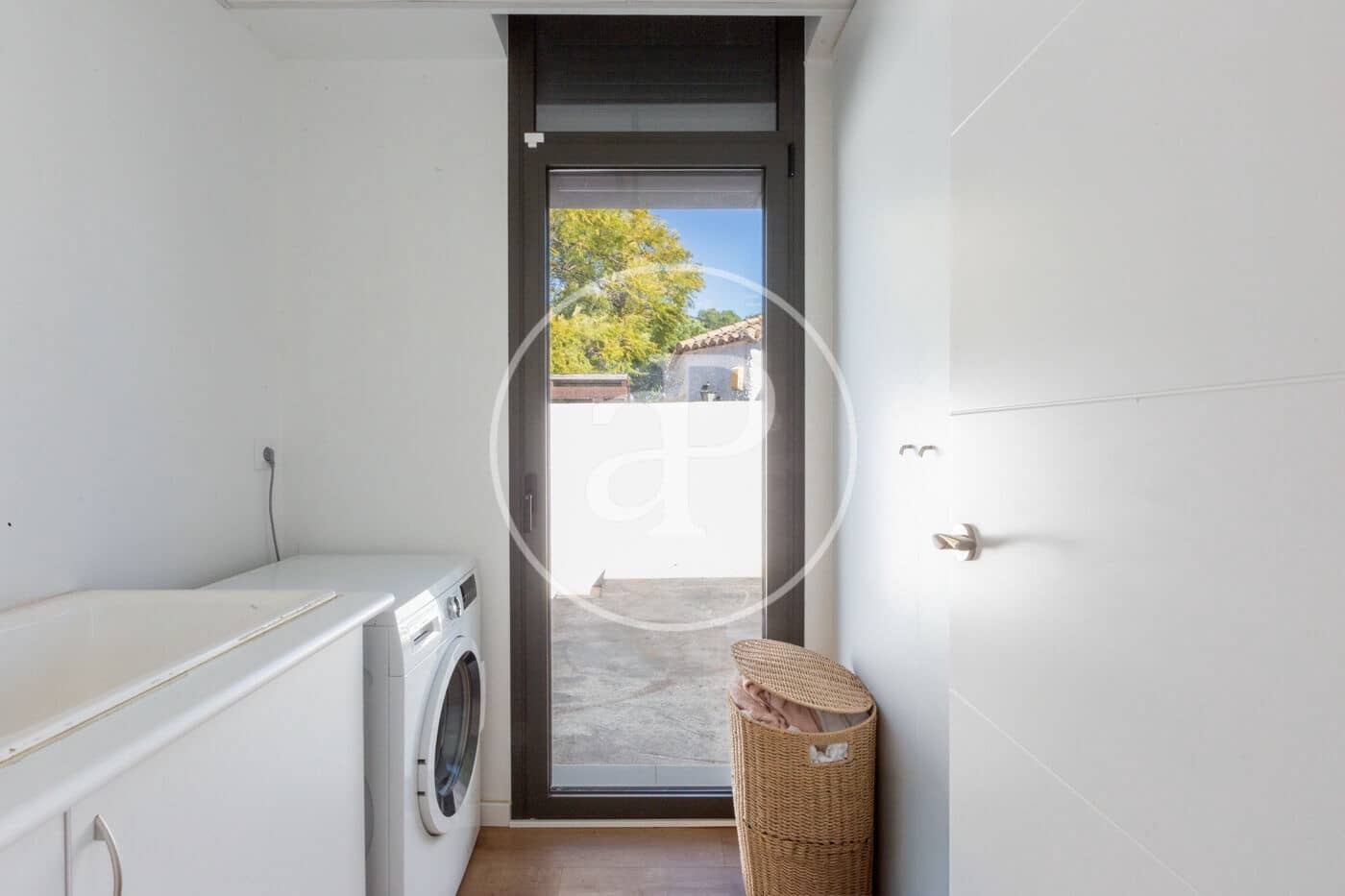 4 bedroom Villa for sale in Valencia city with pool - € 1,380,000 (Ref: 9565330)