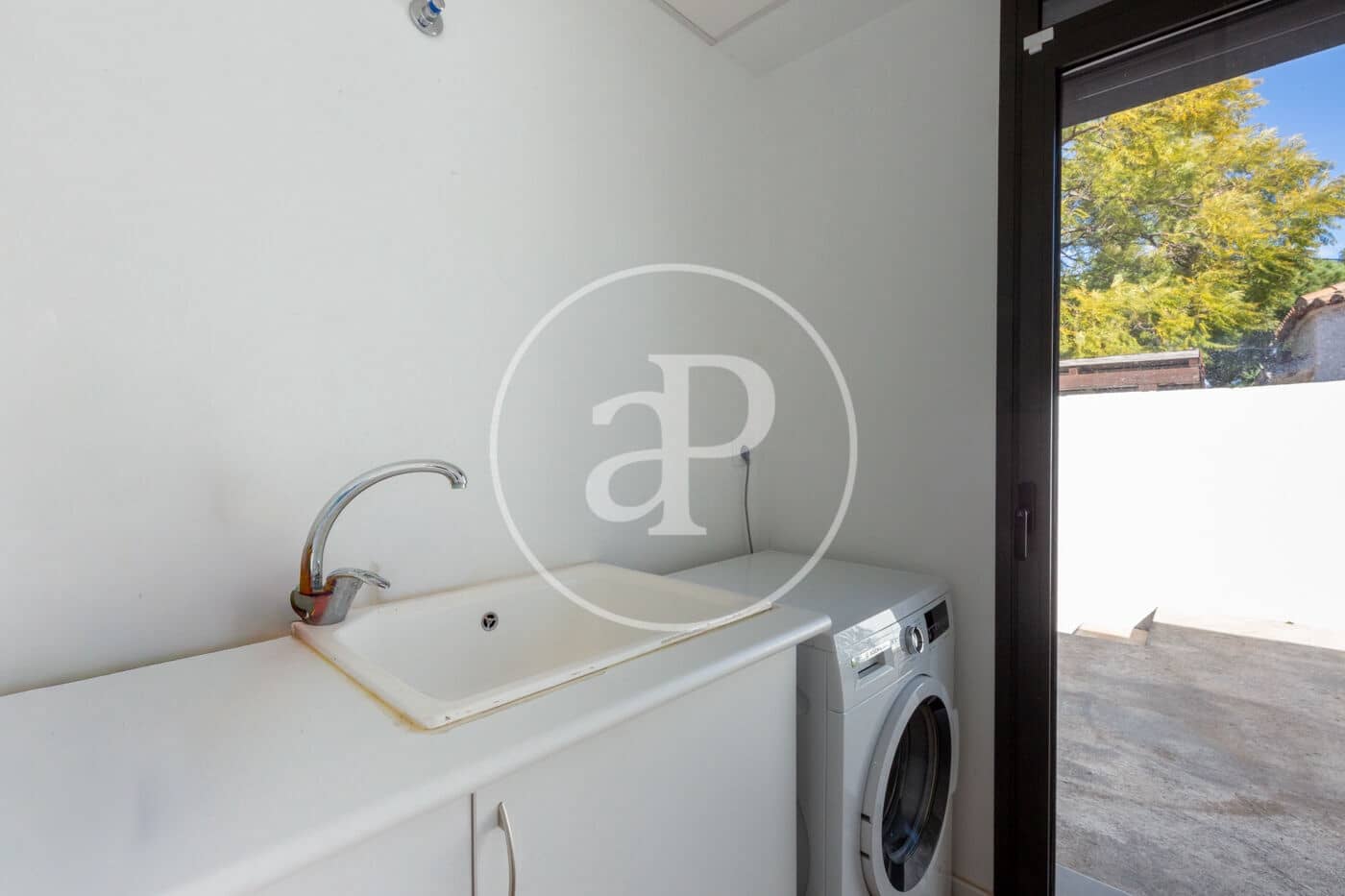 4 bedroom Villa for sale in Valencia city with pool - € 1,380,000 (Ref: 9565330)