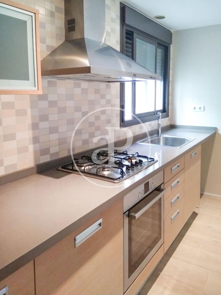 3 bedroom Apartment for rent in Valencia city - € 1,300 (Ref: 9591392)
