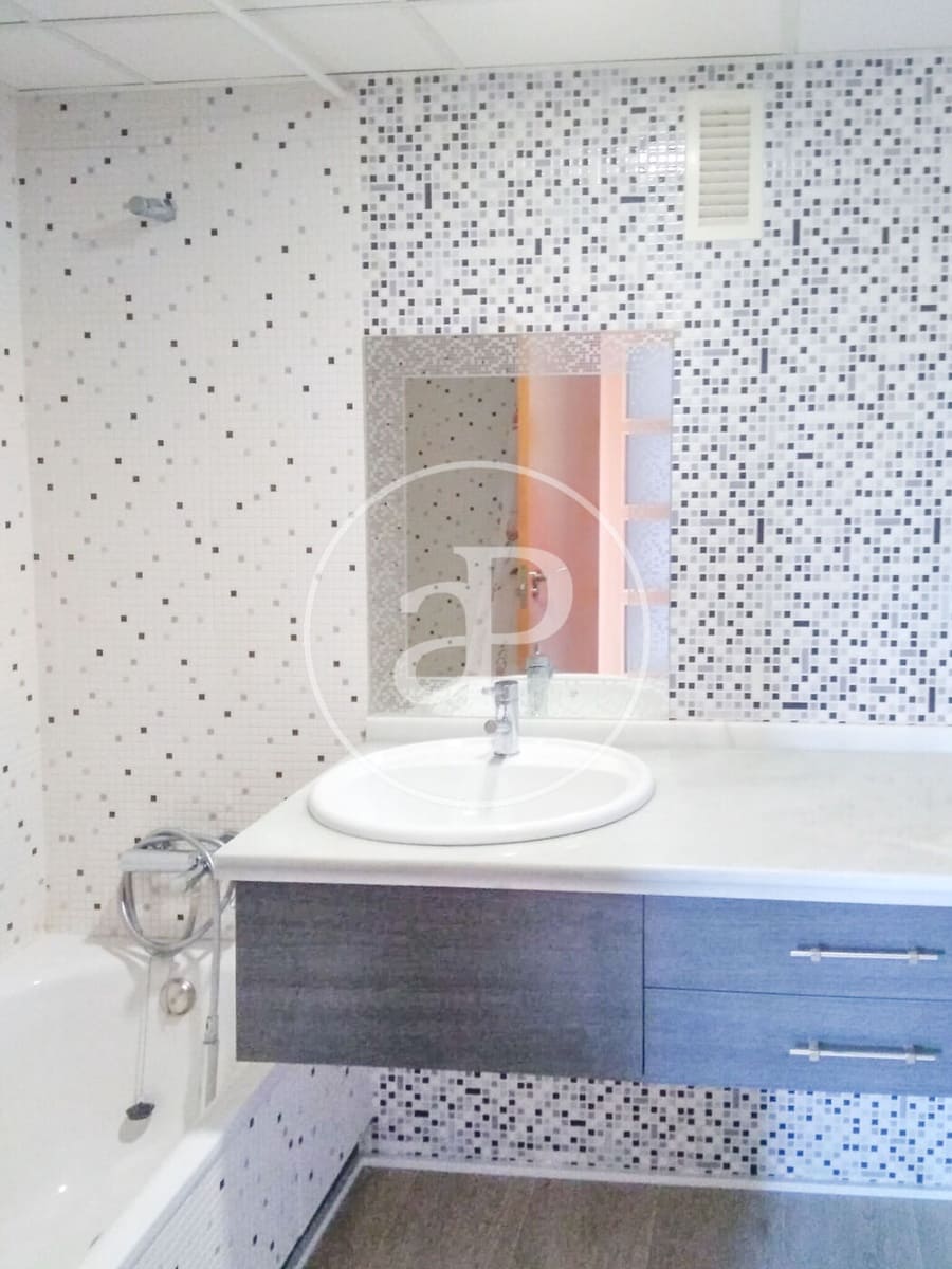 3 bedroom Apartment for rent in Valencia city - € 1,300 (Ref: 9591392)