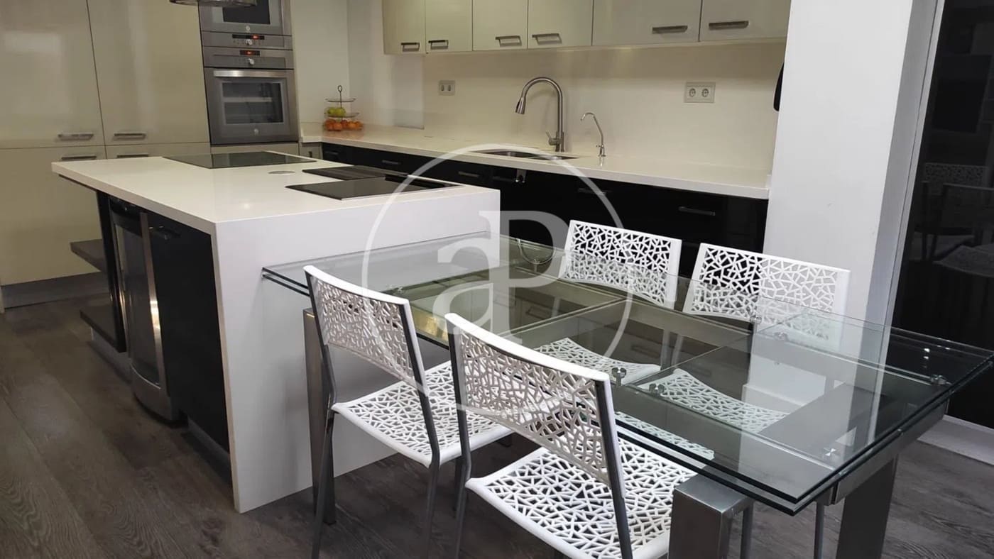 Apartamento de 4 habitaciones en València ciudad en alquiler - 2.400 € (Ref: 9599617)