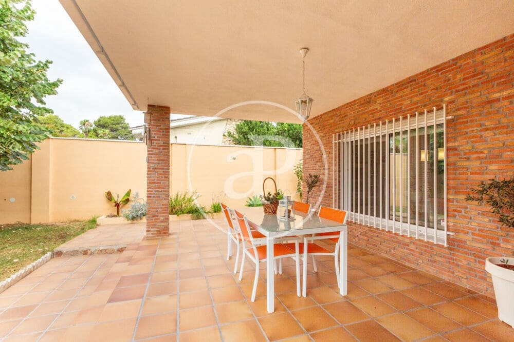 4 bedroom Villa for sale in Montserrat with pool - € 479,900 (Ref: 9599618)