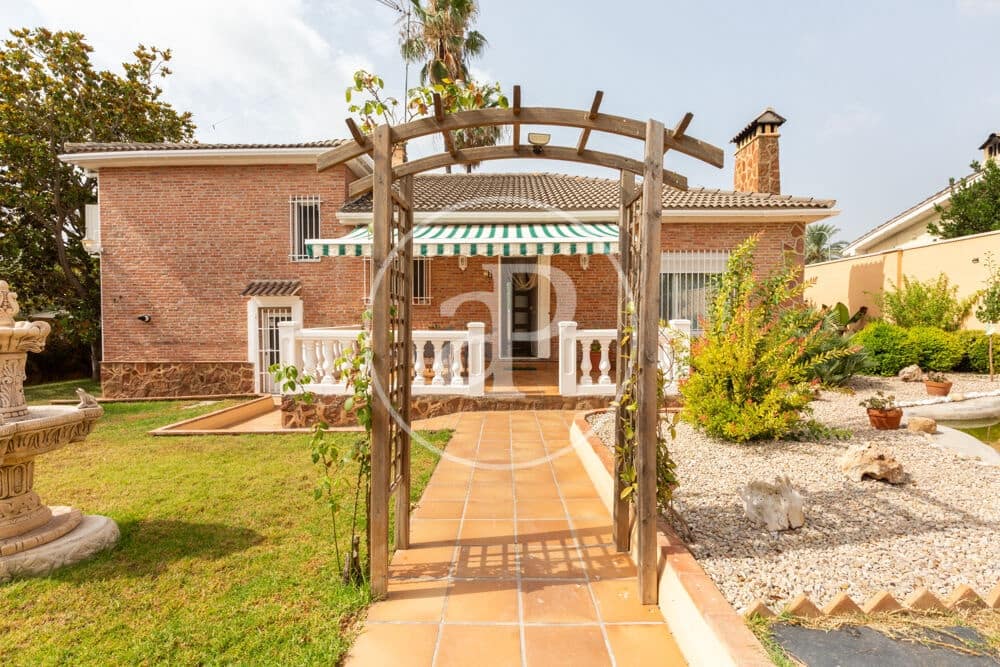 4 bedroom Villa for sale in Montserrat with pool - € 479,900 (Ref: 9599618)