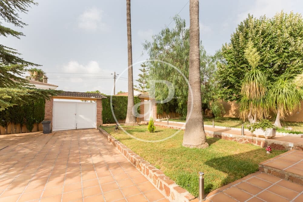 4 bedroom Villa for sale in Montserrat with pool - € 479,900 (Ref: 9599618)