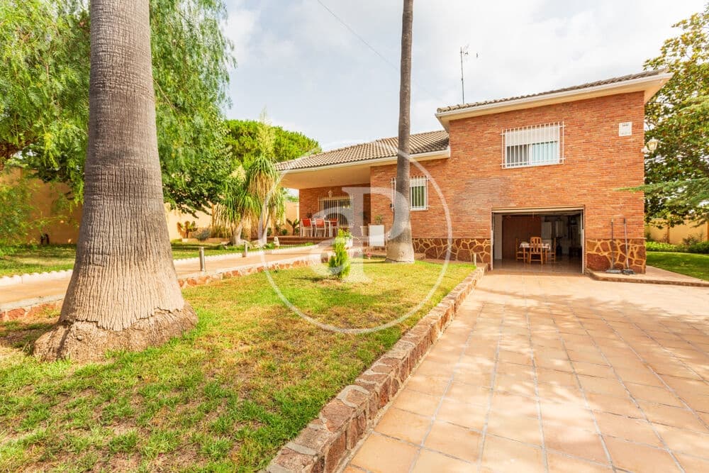 4 bedroom Villa for sale in Montserrat with pool - € 479,900 (Ref: 9599618)