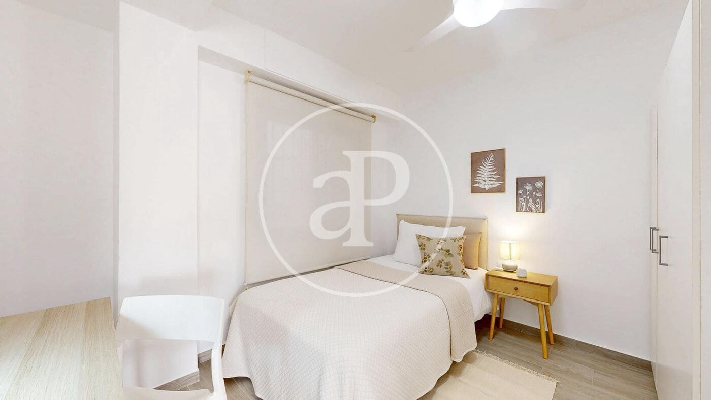 4 sovrum Lägenhet att hyra i Valencia stad - 2 100 € (Ref: 9605062)