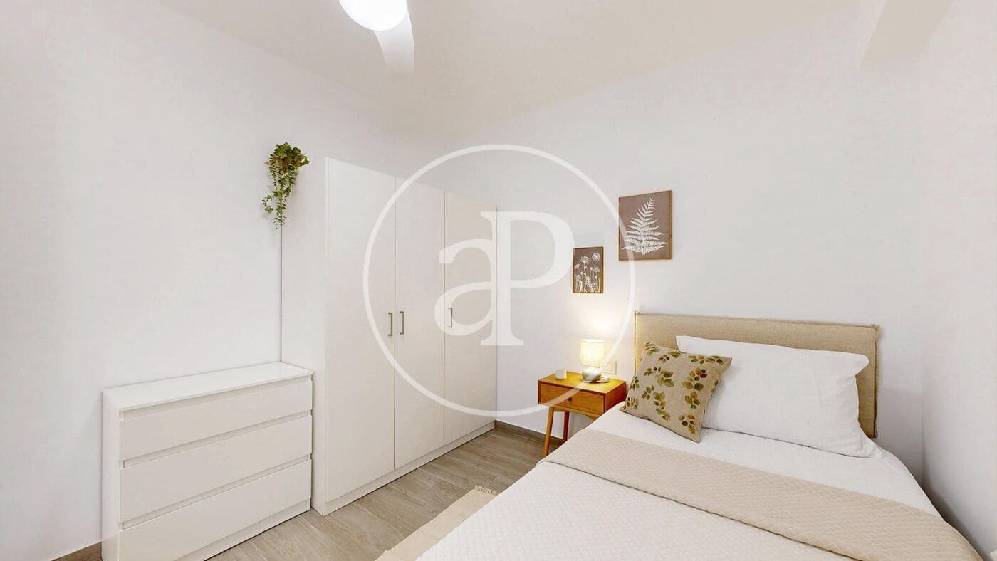 4 sovrum Lägenhet att hyra i Valencia stad - 2 100 € (Ref: 9605062)
