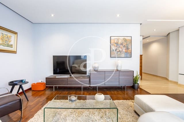 4 bedroom Apartment for rent in Arrancapins, Valencia city - € 1,950 (Ref: 9611616)