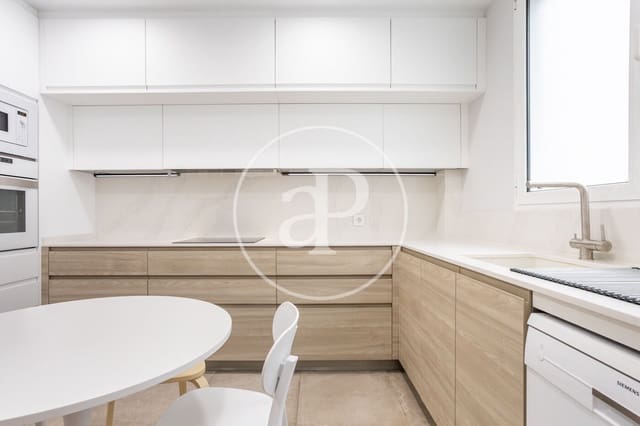 4 bedroom Apartment for rent in Arrancapins, Valencia city - € 1,950 (Ref: 9611616)