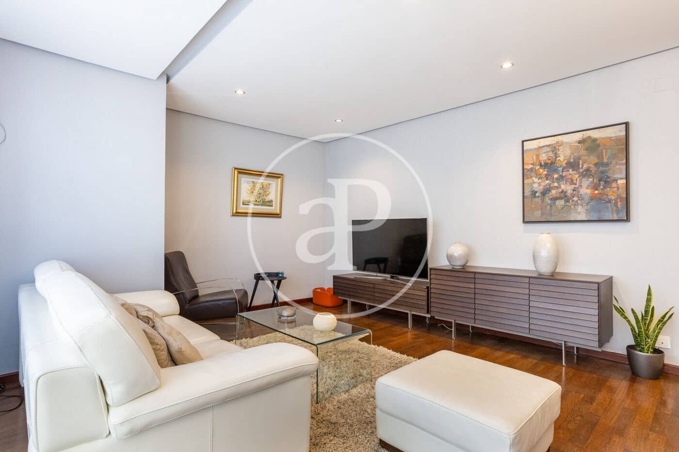 4 bedroom Apartment for rent in Valencia city - € 1,950 (Ref: 9611616)